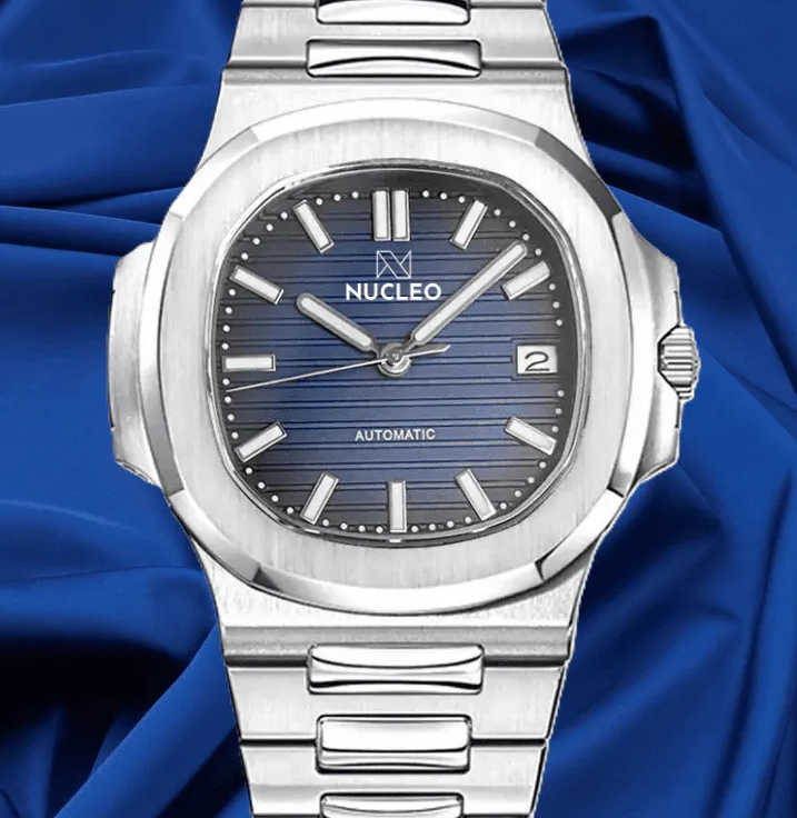 Nucleo-Nautilus-Homage-Quadrante-Blu-Bracciale-Integrato-nella-cassa-su-fondo-seta-blu
