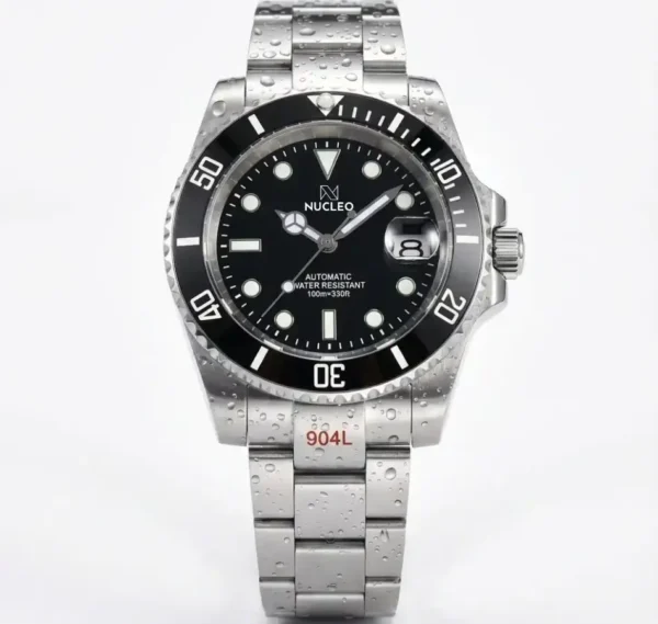 Nucleo-Submariner-Homage-con- Movimento-Automatico-Giapponese-quadrante-e-lunetta-colore-nero-con-bracciale-oyster-vista-frontale