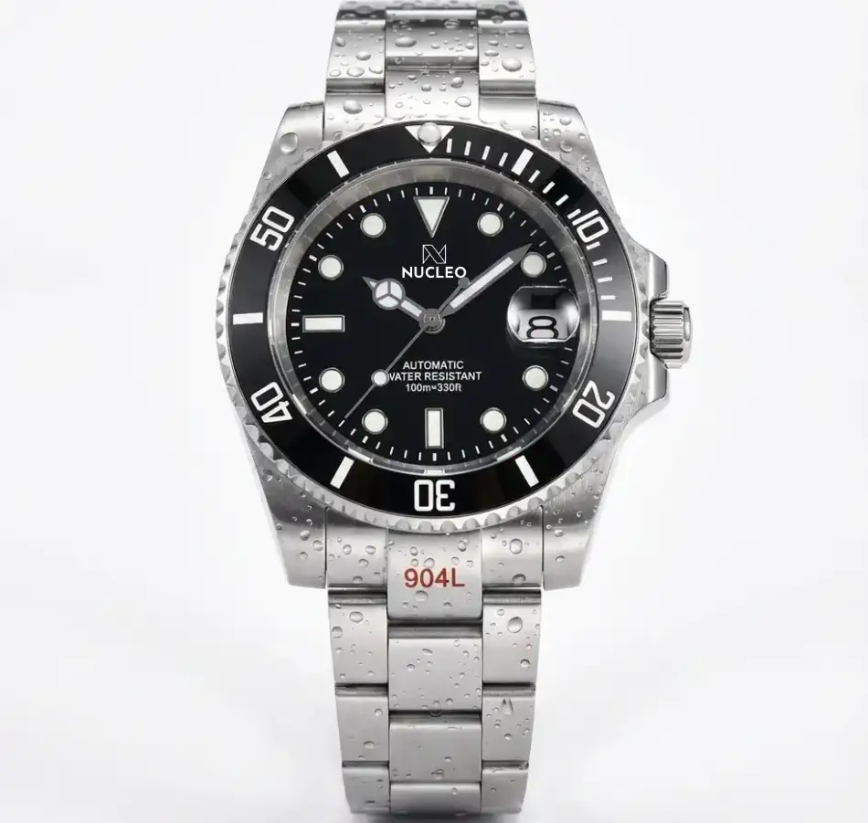 Orologio-Nucleo-Submariner-quadrante-e-lunetta-colore-nero-con-bracciale-oyster-indossato