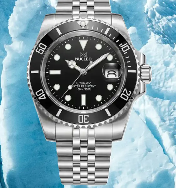 Orologio-Nucleo-Submariner-Homage-Quadrante-e-Lunetta-Graduata-Nero-Bracciale-Jubilee-su-fondo-ghiacciato