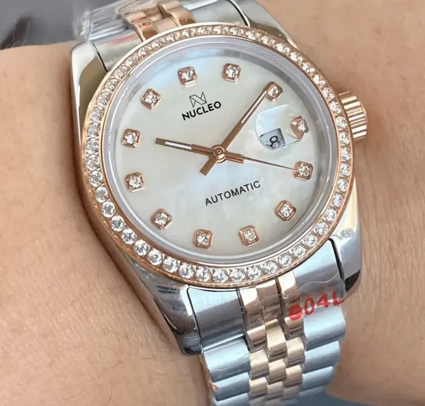 Orologio-Nucleo-Donna-Automatico-Quadrante-Madreperla-Ore-con-Zirconi-Lunetta-con-Zirconi-Acciaio-e-colore-oro-anche-bracciale-acciaio-e-colore-oro-Jubilee