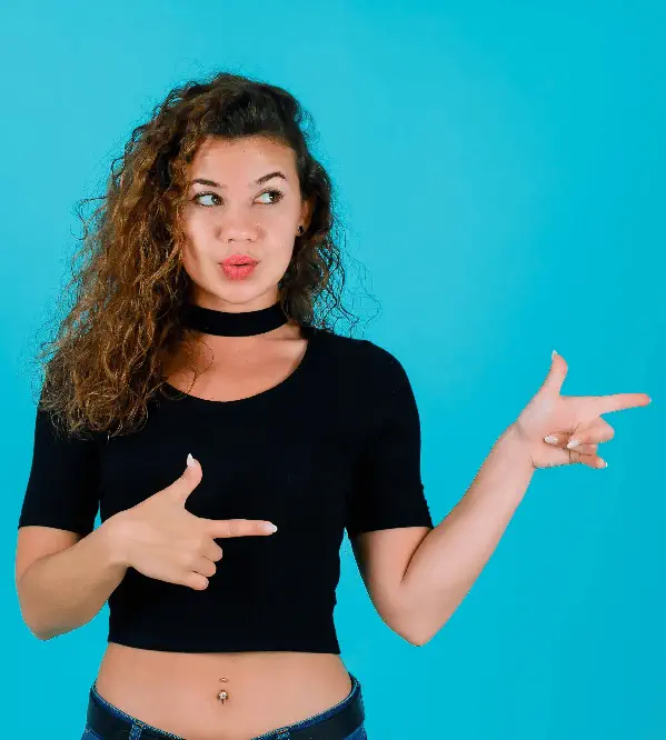 Ragazza-giovane-capelli-castani-ricci-che indica verso-sinistra